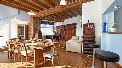 Lloret de Mar Villa Sleeps 8 With Pool And Air Con