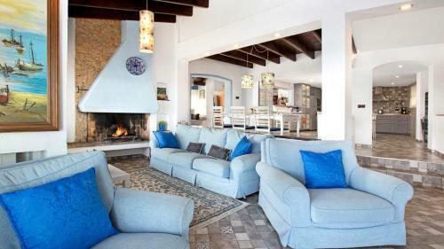 Lloret de Mar Villa Sleeps 8 With Pool And Air Con