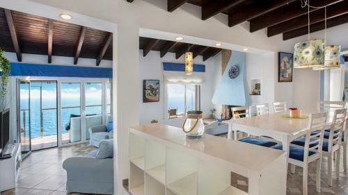 Lloret de Mar Villa Sleeps 8 With Pool And Air Con