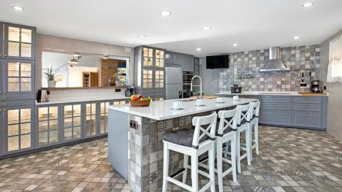 Lloret de Mar Villa Sleeps 8 With Pool And Air Con