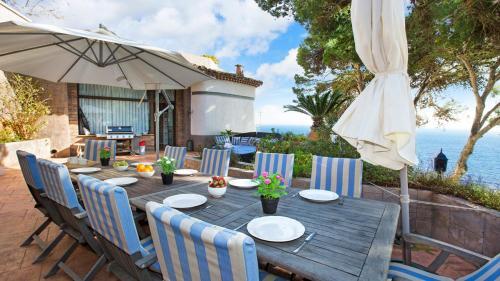 Lloret de Mar Villa Sleeps 8 With Pool And Air Con