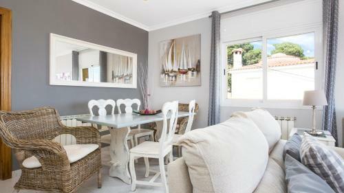 Villa In Lloret de Mar Sleeps 6 Includes Swimming Pool 5
