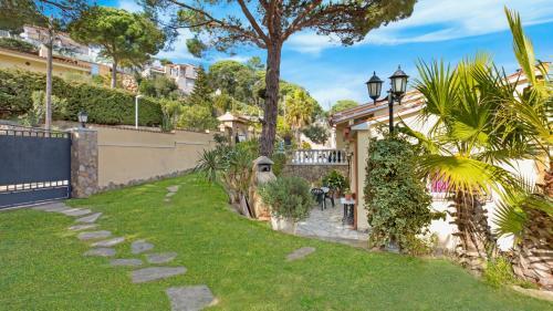 Villa In Lloret de Mar Sleeps 6 Includes Swimming Pool 5