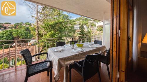 Lloret de Mar Villa Sleeps 12 Pool Wifi
