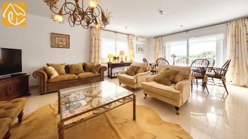 Lloret de Mar Villa Sleeps 7 Pool Air Con Wifi