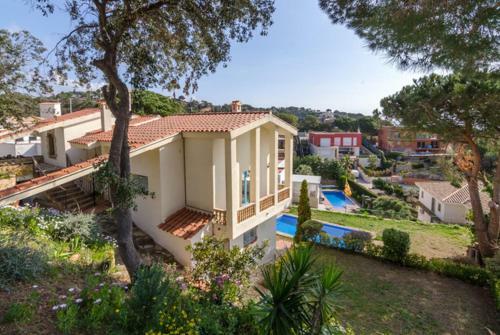 Lloret de Mar Villa Sleeps 6 With Pool And Free Wifi