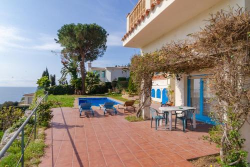 Lloret de Mar Villa Sleeps 6 With Pool And Free Wifi