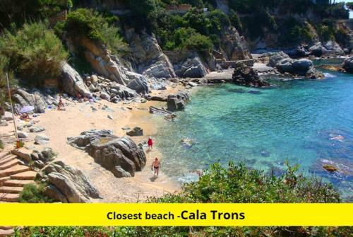 Lloret de Mar Villa Sleeps 6 With Pool And Free Wifi