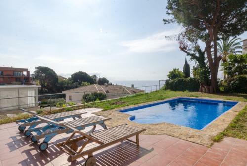 Lloret de Mar Villa Sleeps 6 With Pool And Free Wifi