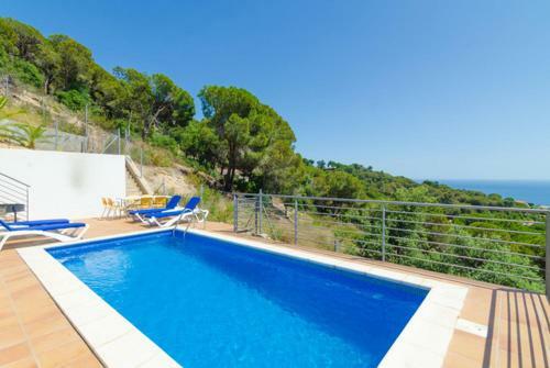Lloret de Mar Villa Sleeps 9 Pool Wifi