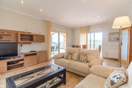 Lloret de Mar Villa Sleeps 8 Pool Air Con Wifi