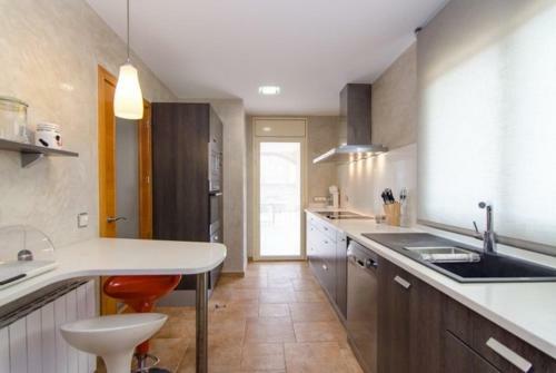 Lloret de Mar Villa Sleeps 8 Pool Air Con Wifi