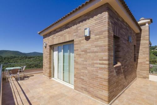 Lloret de Mar Villa Sleeps 8 Pool Air Con Wifi