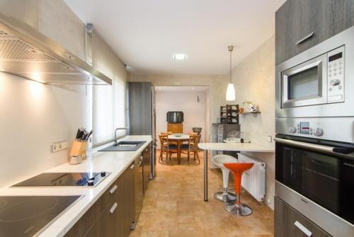 Lloret de Mar Villa Sleeps 8 Pool Air Con Wifi