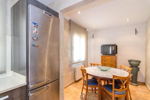 Lloret de Mar Villa Sleeps 8 Pool Air Con Wifi