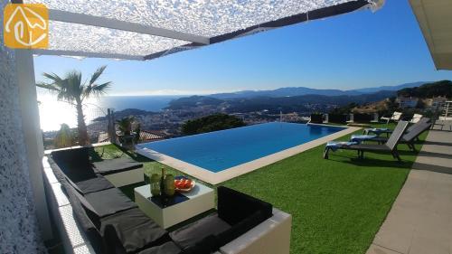 Lloret de Mar Villa Sleeps 11 Pool Air Con Wifi