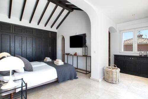 Las Chapas Villa Sleeps 14 With Pool And Air Con