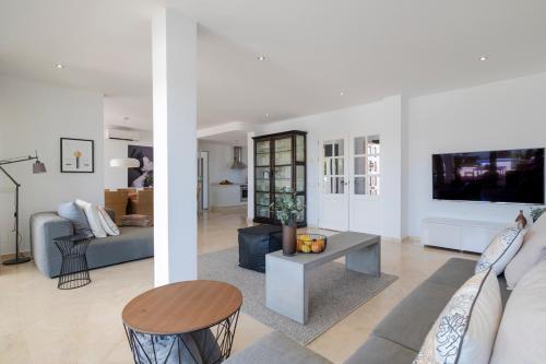 Las Chapas Villa Sleeps 14 With Pool And Air Con