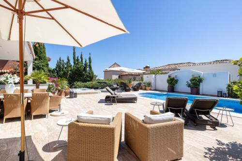 Las Chapas Villa Sleeps 14 With Pool And Air Con