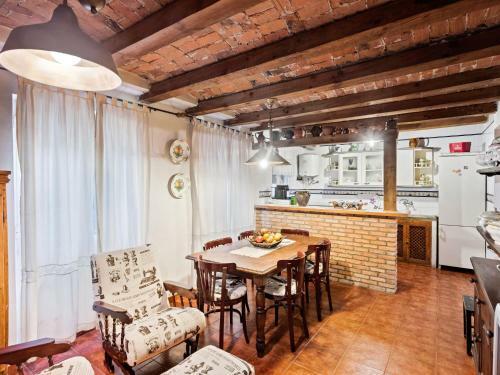 Timeless Holiday Home In Membrio With Swimming Pool