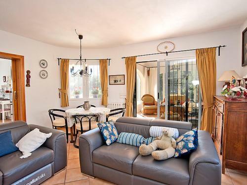 Moraira Villa Sleeps 4 With Pool And Air Con