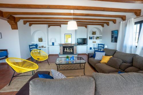 Nerja Villa Sleeps 8 With Pool Air Con And Wifi