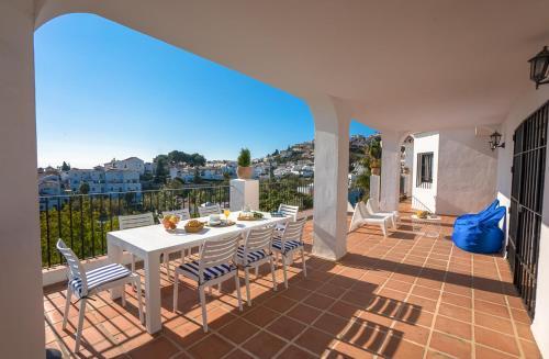Nerja Villa Sleeps 8 With Pool Air Con And Wifi