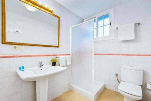 Nerja Villa Sleeps 6 With Pool Air Con And Wifi