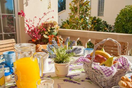 Sant Vicenc de Calders Villa Sleeps 8 Pool Wifi