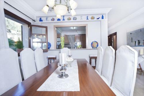 Selva Villa Sleeps 8 With Pool Air Con And Wifi