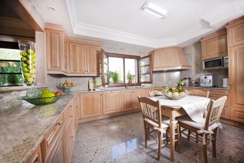 Selva Villa Sleeps 8 With Pool Air Con And Wifi