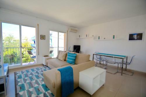 Aqua Large 3 Bed Apartment Looking On To The Beach