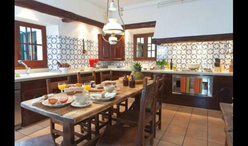 Villa In Sitges Sleeps 20 With Pool And Air Con