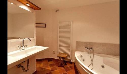 Tiurana Villa Sleeps 20 With Pool And Air Con
