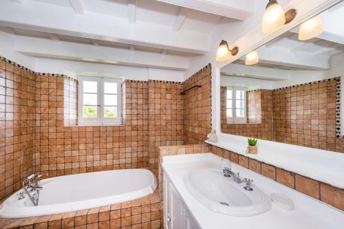 Trebeluger Villa Sleeps 14 With Pool And Air Con