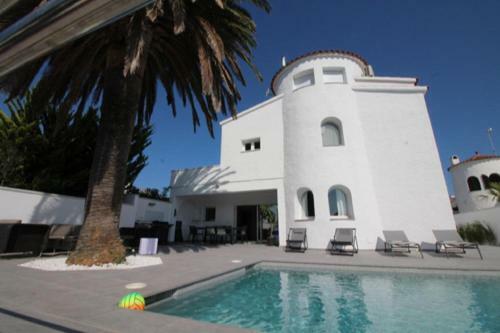 Casa de Lujo Con Piscina Y Amarre Privados Ref 350