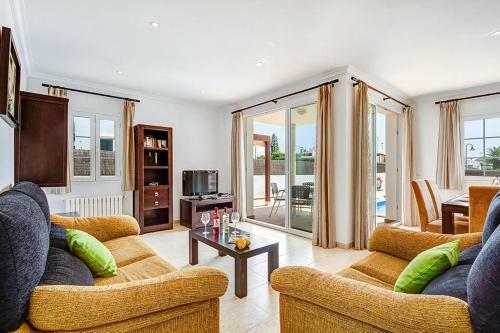 Binibequer Vell Villa Sleeps 8 With Pool Air Con And Wifi