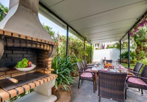 Alcanada Holiday Home Sleeps 5 With Pool And Air Con