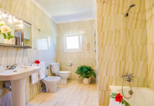 Alcanada Holiday Home Sleeps 6 With Wifi