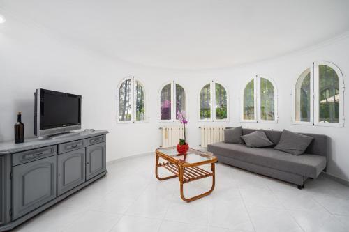 Xabia Villa Sleeps 8 With Pool And Air Con