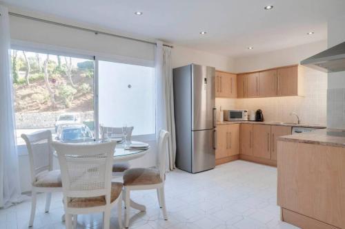 Stunning 2-bedroom Apartment Close To The Beach