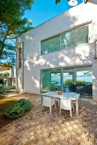Stunning Architect Frontline Villa For 8 Guests