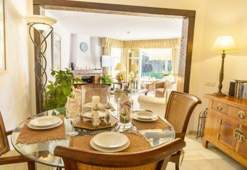 Cabopino Apartment Sleeps 4 Air Con Wifi