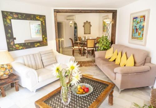 Cabopino Apartment Sleeps 4 Air Con Wifi