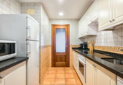 Cabopino Apartment Sleeps 4 Pool Air Con Wifi