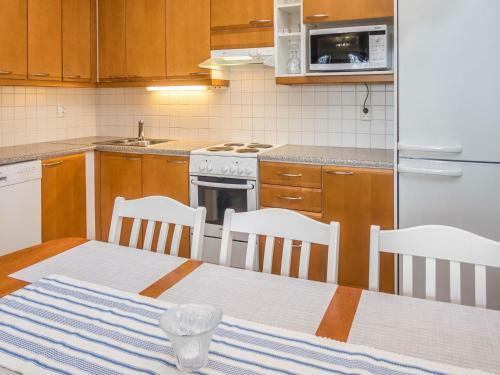 Holiday Home Karhunvartijan Pirtti C1