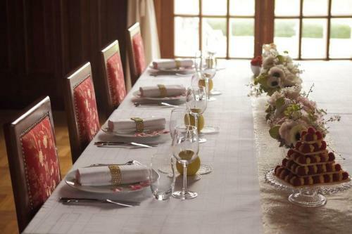Attainville Chateau Sleeps 27 Wifi