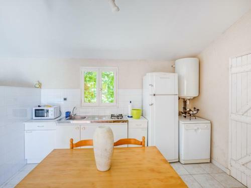 Modern Holiday Home In Barry-d'islemade With Pool