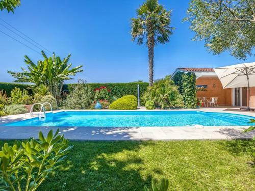 Modern Holiday Home In Barry-d'islemade With Pool