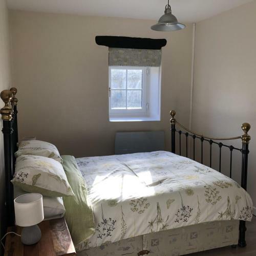 Blacksmiths Cottage In Blanzay - 3 Beds